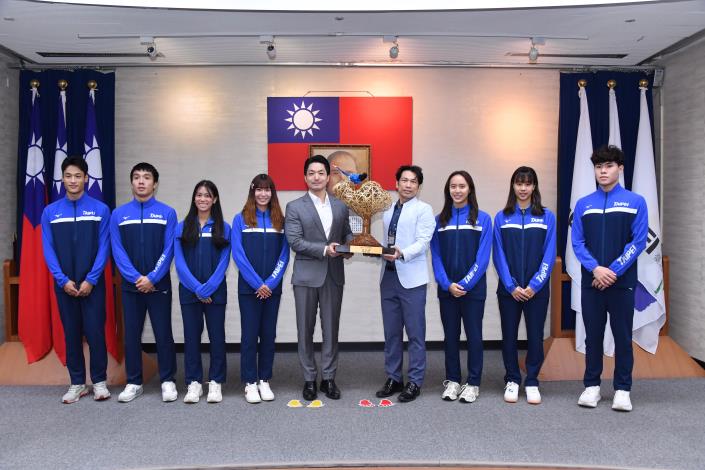1141118_01_033_頒獻獎_許宜容攝_12樓 本市代表隊榮獲「114年全國運動會」總統獎，請本市代表隊選手上台一同合影。.JPG