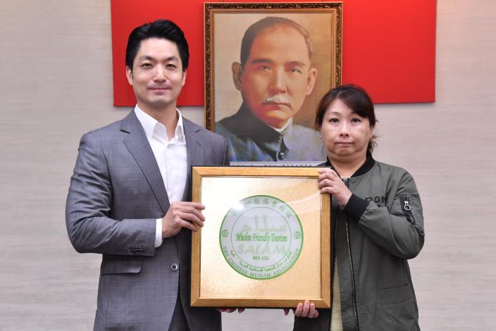 1141118_01_022_頒獻獎_許宜容攝_12樓 授證本市114年穆斯林友善認證業者友善餐旅認證組，請皇家季節酒店2館陳美如經理代表上台領取證牌。.JPG