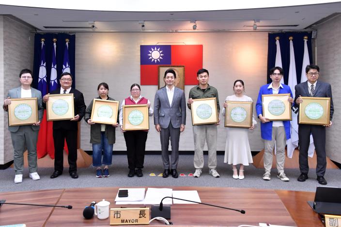 1141118_01_029_頒獻獎_許宜容攝_12樓 授證本市114年穆斯林友善認證業者友善餐旅認證組，請全體友善餐旅認證組上台一同合影。.JPG