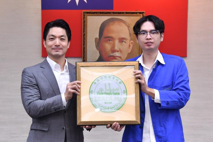 1141118_01_024_頒獻獎_許宜容攝_12樓  授證本市114年穆斯林友善認證業者友善餐旅認證組，請捷絲旅臺大尊賢館張翊哲店經理代表上台領取證牌。.JPG