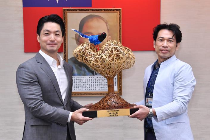 1141118_01_032_頒獻獎_許宜容攝_12樓 本市代表隊榮獲「114年全國運動會」總統獎，請體育局湯副局長陳獻獎座。.JPG