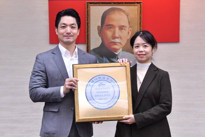 1141118_01_017_頒獻獎_許宜容攝_12樓 授證本市114年穆斯林友善認證業者友善環境認證組，請國立臺灣藝術教育館黃旭絹主任代表上台領取證牌。.JPG