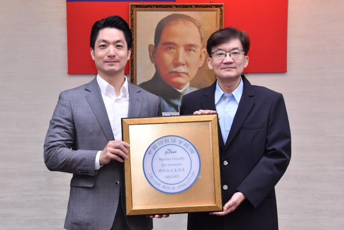 1141118_01_015_頒獻獎_許宜容攝_12樓 授證本市114年穆斯林友善認證業者友善環境認證組，請北投會館周佳賢主任代表上台領取證牌。.JPG