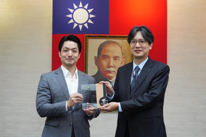 1141125_市政會議頒獻獎_12樓劉銘傳廳_高讚賢攝 (15)表揚114年「優良哺（集）乳室分級認證暨績優評選活動」各組前3名績優單位，將來商業銀行股份有限公司，請林俊宏行政管理處處長代表上台受獎。.JPG