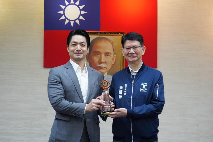 1141125_市政會議頒獻獎_12樓劉銘傳廳_高讚賢攝 (23)本府榮獲衛福部「113年毒品危害防制中心聯合視導評核」預防宣導組及保護扶助組最佳潛力獎，預防宣導組最佳潛力獎，請衛生局黃局長陳獻獎座。.JPG