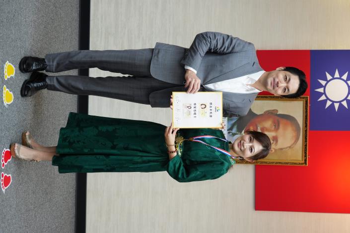 1141125_市政會議頒獻獎_12樓劉銘傳廳_高讚賢攝 (2)表揚本市114年度傑出市民，頒發華姵女士傑出市民證、特製悠遊卡。.JPG