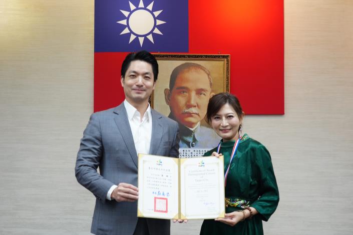 1141125_市政會議頒獻獎_12樓劉銘傳廳_高讚賢攝 (3)表揚本市114年度傑出市民，頒發華姵女士傑出市民證書。.JPG