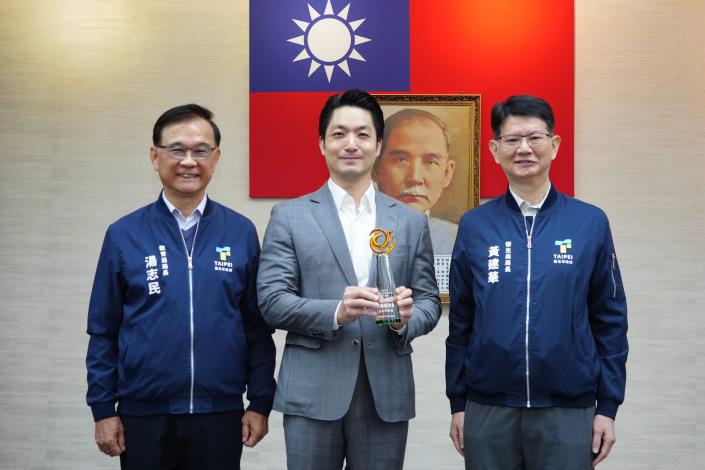 1141125_市政會議頒獻獎_12樓劉銘傳廳_高讚賢攝 (24)本府榮獲衛福部「113年毒品危害防制中心聯合視導評核」預防宣導組及保護扶助組最佳潛力獎，請教育局湯局長上台一同合影。.JPG