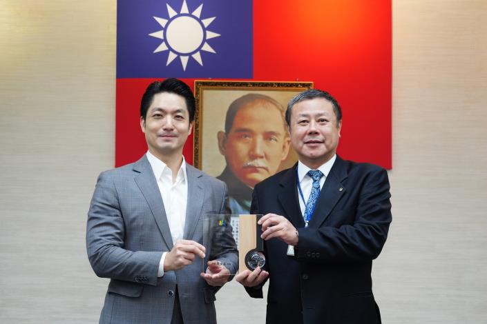 1141125_市政會議頒獻獎_12樓劉銘傳廳_高讚賢攝 (7)表揚114年「優良哺（集）乳室分級認證暨績優評選活動」各組前3名績優單位，臺北市立聯合醫院和平婦幼院區，請許家禎院長代表上台受獎.JPG