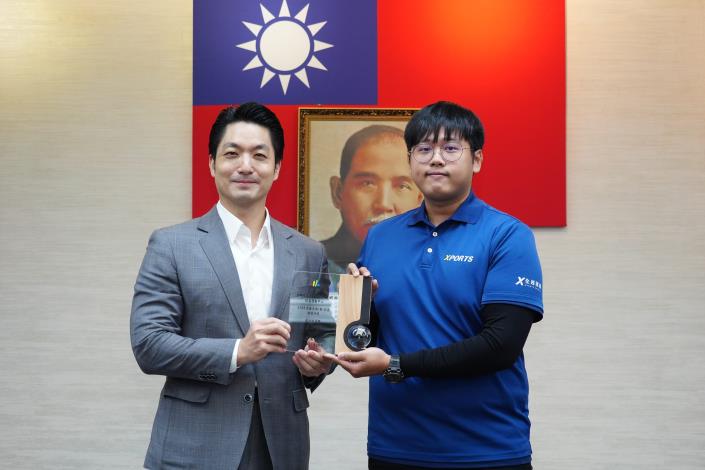 1141125_市政會議頒獻獎_12樓劉銘傳廳_高讚賢攝 (5)表揚114年「優良哺（集）乳室分級認證暨績優評選活動」各組前3名績優單位，全越運動事業股份有限公司信義運動中心，請陳薪豪副理代表上台受獎。.JPG