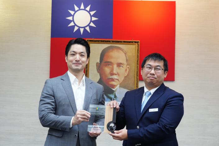 1141125_市政會議頒獻獎_12樓劉銘傳廳_高讚賢攝 (6)表揚114年「優良哺（集）乳室分級認證暨績優評選活動」各組前3名績優單位，國營臺灣鐵路股份有限公司北區營運處臺北運務段萬華站，請胡智傑站長代表上台受獎。.JPG