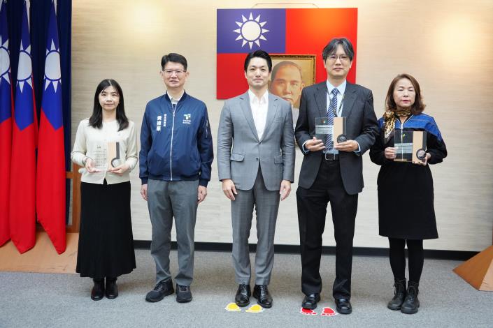 1141125_市政會議頒獻獎_12樓劉銘傳廳_高讚賢攝 (16)表揚114年「優良哺（集）乳室分級認證暨績優評選活動」各組前3名績優單位，請獲獎單位及衛生局黃局長上台一同合影。.JPG