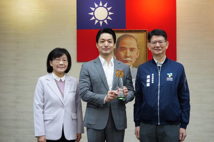 1141125_市政會議頒獻獎_12樓劉銘傳廳_高讚賢攝 (26)本府榮獲衛福部「113年毒品危害防制中心聯合視導評核」預防宣導組及保護扶助組最佳潛力獎，請社會局鄭副局長上台一同合影。.JPG