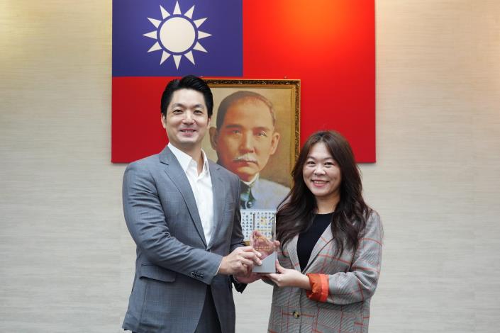 1141125_市政會議頒獻獎_12樓劉銘傳廳_高讚賢攝 (17)本府榮獲內政部「114年地政業務督導考評」直轄市組總考評績優獎，請地政局王局長陳獻獎座。.JPG