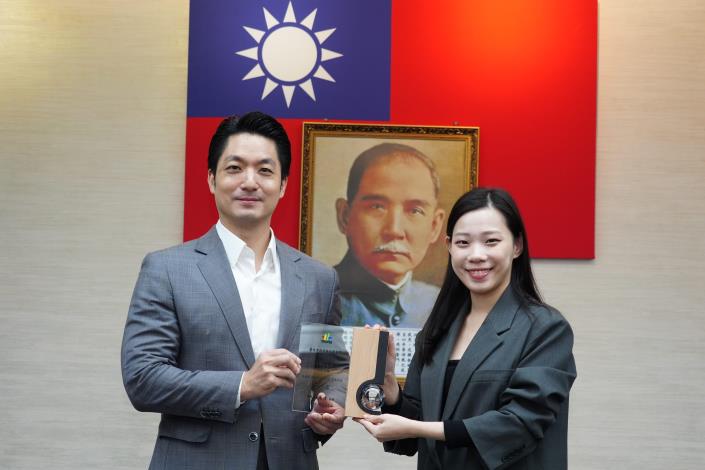 1141125_市政會議頒獻獎_12樓劉銘傳廳_高讚賢攝 (10)表揚114年「優良哺（集）乳室分級認證暨績優評選活動」各組前3名績優單位，臺北市政府觀光傳播局（西門町遊客中心），請余祥局長代表上台受獎。.JPG