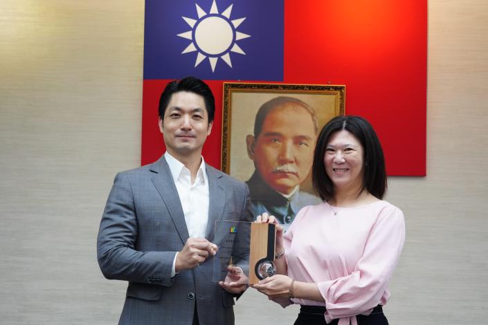 1141125_市政會議頒獻獎_12樓劉銘傳廳_高讚賢攝 (9)表揚114年「優良哺（集）乳室分級認證暨績優評選活動」各組前3名績優單位，臺北醫學大學，請鄭惠芬環保暨安全衛生處副處長代表上台受獎。.JPG