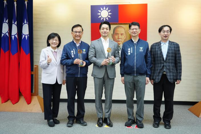 1141125_市政會議頒獻獎_12樓劉銘傳廳_高讚賢攝 (27)本府榮獲衛福部「113年毒品危害防制中心聯合視導評核」預防宣導組及保護扶助組最佳潛力獎，請教育局長及衛生局同仁上台一同合影.JPG