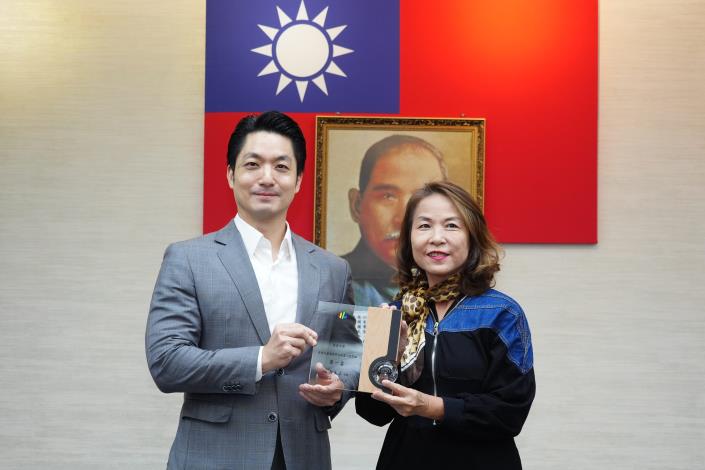 1141125_市政會議頒獻獎_12樓劉銘傳廳_高讚賢攝 (14)表揚114年「優良哺（集）乳室分級認證暨績優評選活動」各組前3名績優單位，中華電信企業客戶分公司，請王美玲職安處處長代表上台受獎。.JPG