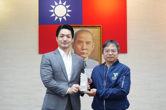 1141125_市政會議頒獻獎_12樓劉銘傳廳_高讚賢攝 (21)本府榮獲內政部「113年三維地籍建物整合建置計畫考評」特優，請地政局測繪科陳科長陳獻獎座。.JPG