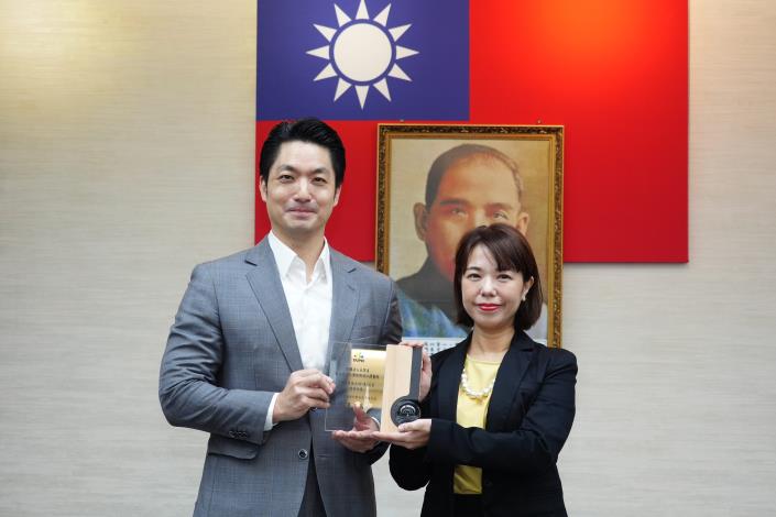 1141125_市政會議頒獻獎_12樓劉銘傳廳_高讚賢攝 (11)表揚114年「優良哺（集）乳室分級認證暨績優評選活動」各組前3名績優單位，財團法人台灣省私立台北仁濟院附設仁濟醫院，請趙燕琪護理長代表上台受獎。.JPG