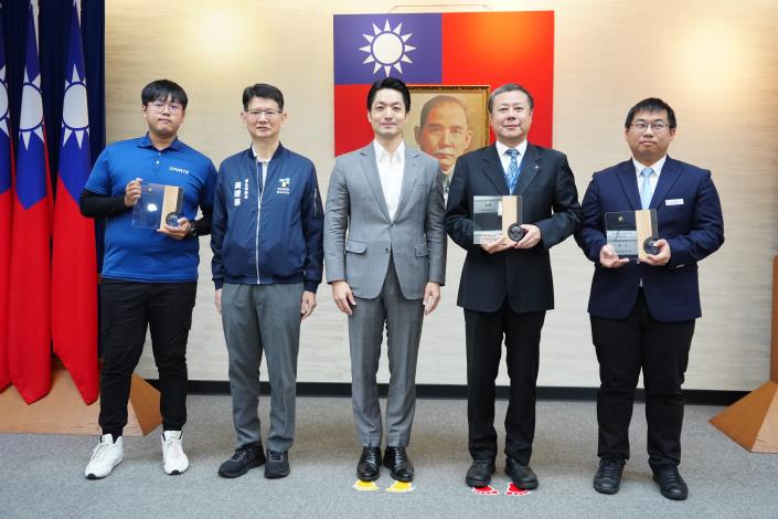 1141125_市政會議頒獻獎_12樓劉銘傳廳_高讚賢攝 (8)表揚114年「優良哺（集）乳室分級認證暨績優評選活動」各組前3名績優單位，請獲獎單位及及衛生局黃局長上台一同合影。.JPG