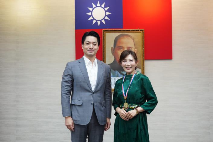 1141125_市政會議頒獻獎_12樓劉銘傳廳_高讚賢攝 (1)表揚本市114年度傑出市民，頒發華姵女士傑出市民紀念章.JPG