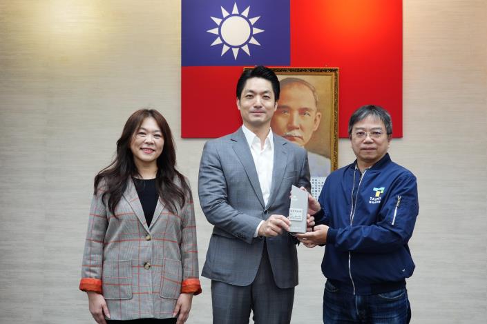 1141125_市政會議頒獻獎_12樓劉銘傳廳_高讚賢攝 (22)本府榮獲內政部「113年三維地籍建物整合建置計畫考評」特優，請地政局王局長上台一同合影。.JPG