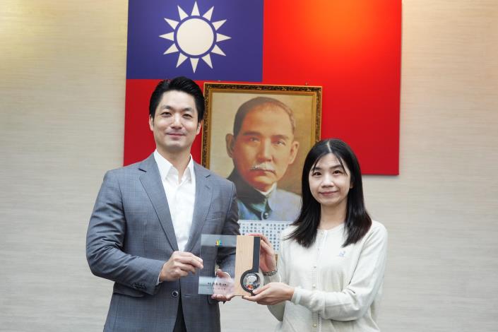 1141125_市政會議頒獻獎_12樓劉銘傳廳_高讚賢攝 (13)表揚114年「優良哺（集）乳室分級認證暨績優評選活動」各組前3名績優單位，臺北市立信義國民中學，請莊瓊文護理師代表上台受獎。.JPG