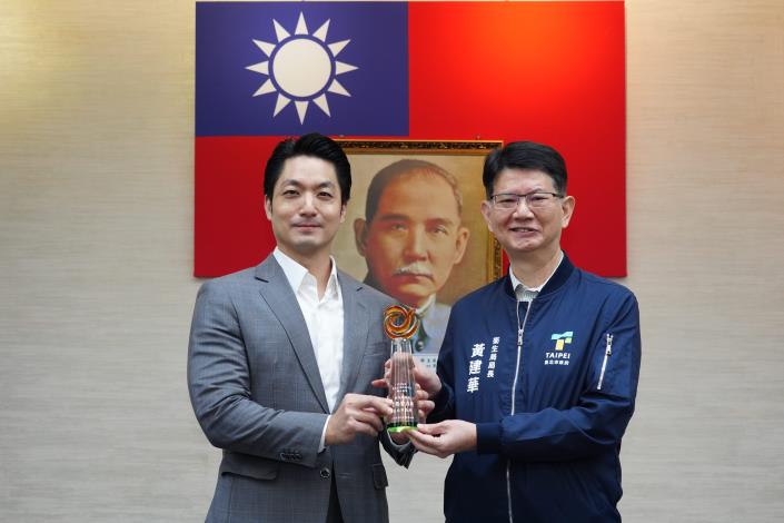 1141125_市政會議頒獻獎_12樓劉銘傳廳_高讚賢攝 (25)本府榮獲衛福部「113年毒品危害防制中心聯合視導評核」預防宣導組及保護扶助組最佳潛力獎，保護扶助組最佳潛力獎。請衛生局黃局長陳獻獎座。.JPG