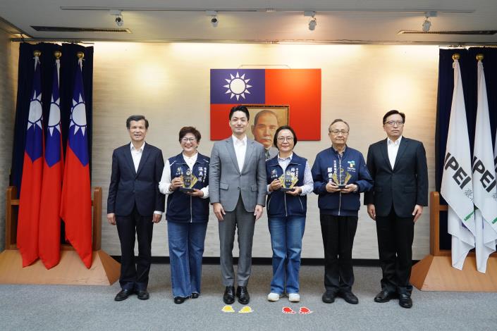 1141202_02_004_頒（獻）獎_警察局李局長、同仁、溫美珠里長、鄢健民里長、薛群秀里長上臺合影留念.JPG