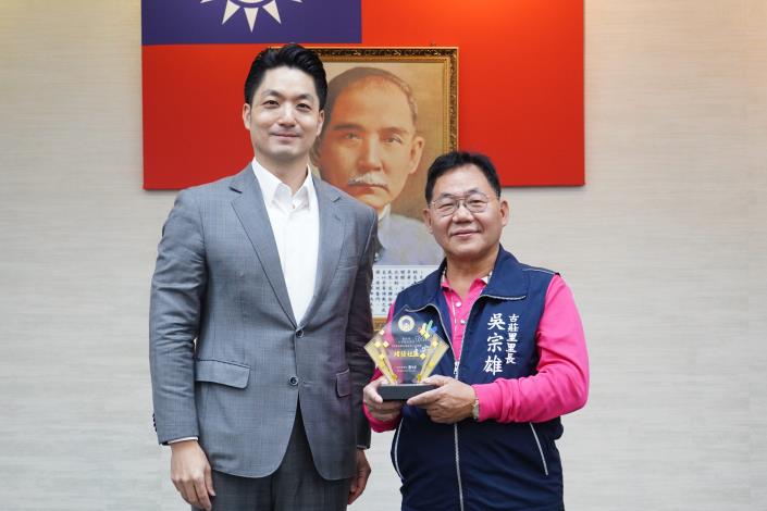 1141202_02_006_頒（獻）獎_成長組「績優」_大安區古莊里社區代表吳宗雄里長.JPG