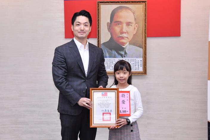 1141209_01_001_頒獎_表揚「2025年兒童認識勞動權益四格漫畫徵件競賽活動」各組特優及優等獲獎人員_市大附小周子緹同學2.JPG