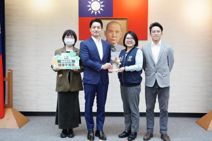 1141223_01(171)_衛福部健康署「114年臺灣健康城市暨高齡友善城市獎」，請社會局同仁上臺一同合影。.JPG