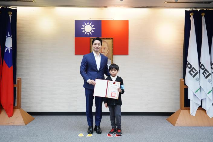 1141223_01(61)_表揚「畫出我們家的健康餐盤」繪畫徵選獲選學童，請石牌國小黃翊宸同學上臺受獎。.JPG