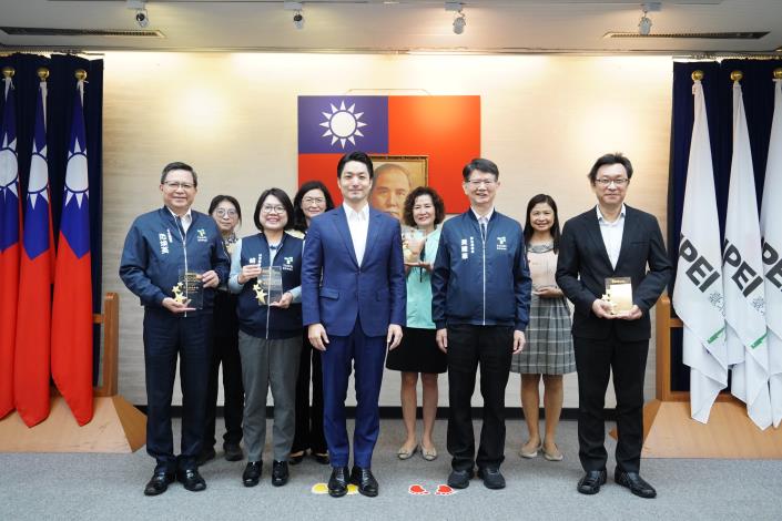 1141223_01(215)_衛福部健康署「114年臺灣健康城市暨高齡友善城市獎」，請衛生局黃局長及全體獲獎單位上臺一同合影。.JPG