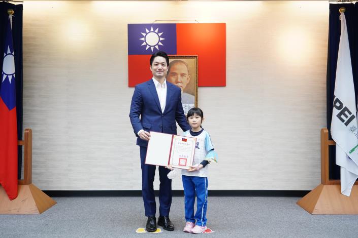 1141223_01(7)_表揚「參加健走趣的我們這一家」繪畫徵選獲選學童，請光復國小林莞姀同學上臺受獎。.JPG