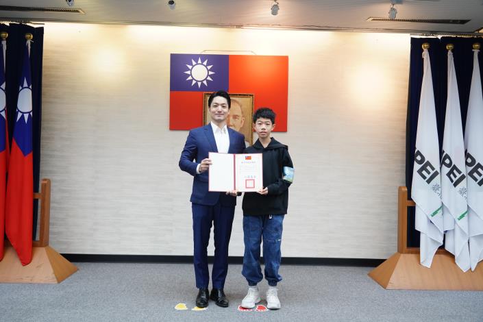 1141223_01(41)_表揚「參加健走趣的我們這一家」繪畫徵選獲選學童，請中山國小林宸立同學上臺受獎。.JPG
