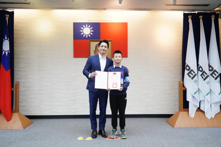 1141223_01(25)_表揚「參加健走趣的我們這一家」繪畫徵選獲選學童，請力行國小劉至禮同學上臺受獎。.JPG