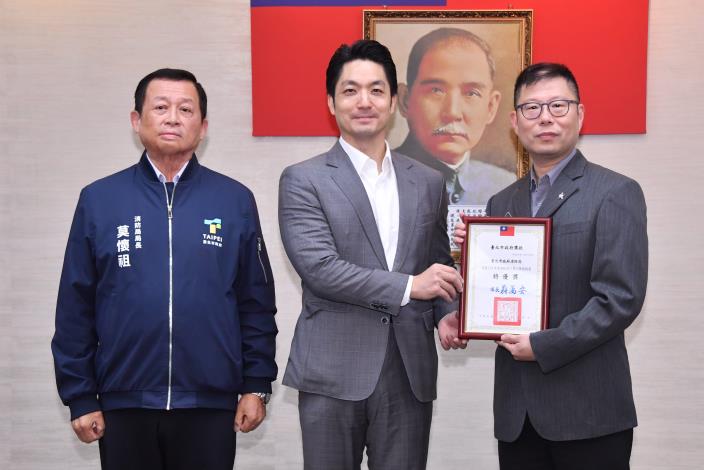 1141230_01_005_表揚「113年度推動建立員工學習制度」特優單位，請消防局莫局長上臺一同合影。.JPG