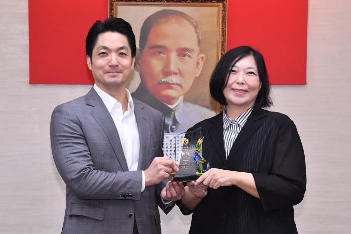 1141230_01_008_「114年臺灣藥事報導獎」，臺北電臺榮獲「聲音組特優」，請周明慧節目主持人陳獻獎座。.JPG