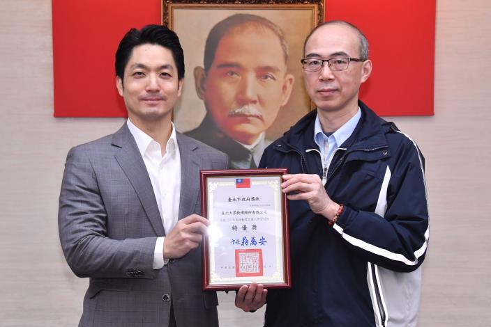 1141230_01_006_表揚「113年度推動建立員工學習制度」特優單位，請捷運公司吳家豐主任代表上臺受獎。.JPG