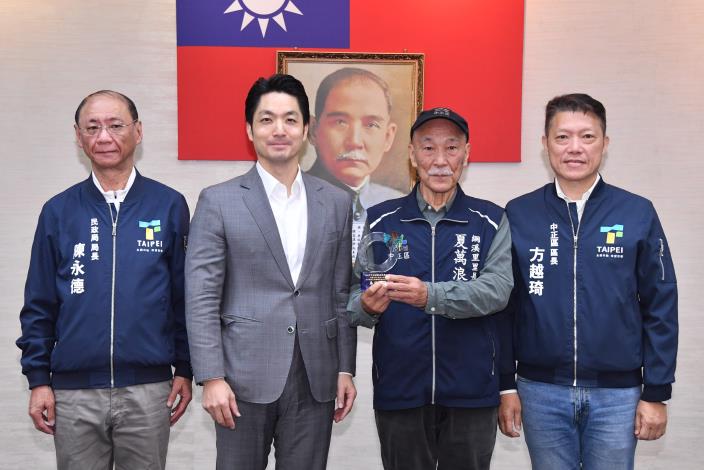 1141230_01_003_頒發「114年度各界推動新住民照顧輔導措施表揚」最高榮譽獎座，請民政局陳局長、中正區方區長上臺一同合影。.JPG