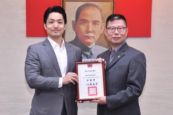 1141230_01_004_表揚「113年度推動建立員工學習制度」特優單位，請消防局葉青峰主任代表上臺受獎。.JPG