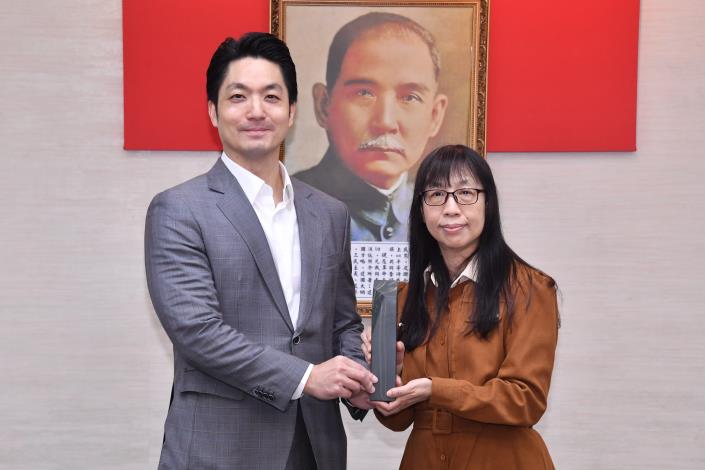 1141230_01_013_第25屆台灣兒童及少年優質節目獎，臺北電臺榮獲「促進性別平等教育獎」，請林偉華節目主持人陳獻獎座。.JPG