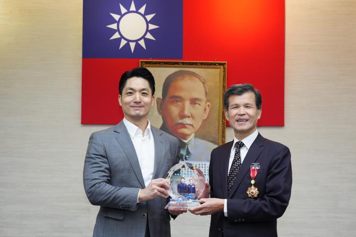 1150113_市政會議頒獎_12樓劉銘傳廳_高讚賢攝 (3)頒發警察局李局長退休紀念牌。.JPG