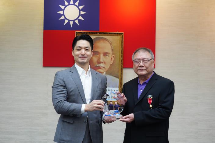 1150113_市政會議頒獎_12樓劉銘傳廳_高讚賢攝 (9)頒發內湖區公所林區長退休紀念牌。.JPG
