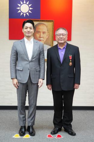1150113_市政會議頒獎_12樓劉銘傳廳_高讚賢攝 (7)頒發內湖區公所林區長服務獎章。.JPG