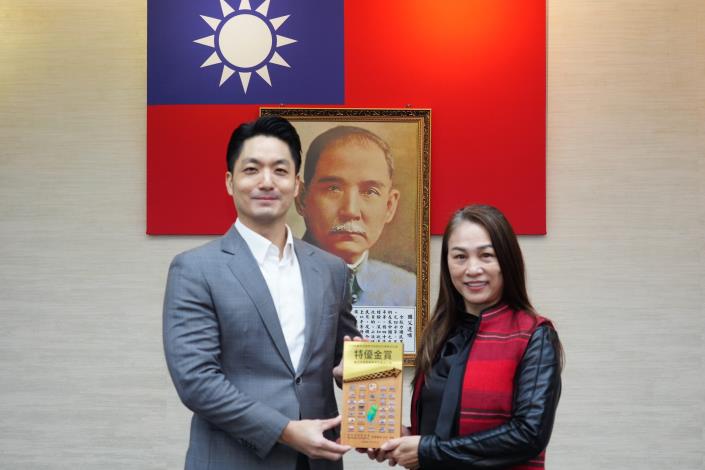 1150113_市政會議頒獎_12樓劉銘傳廳_高讚賢攝 (13)凱達格蘭文化館榮獲原民會原住民族文化發展中心「114年度全國原住民族文化館整合計畫」考評特優金賞，原民會巴干．巴萬主委陳獻獎牌。.JPG