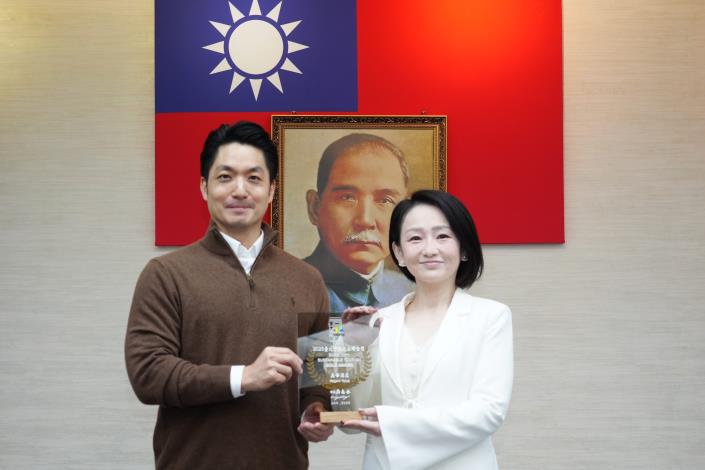 10_1150127_市政會議頒獎_表揚2025臺北市觀光永續金獎獲獎業者及人員_業者組_「晶華酒店」廖國秀協理代表上臺受獎.JPG
