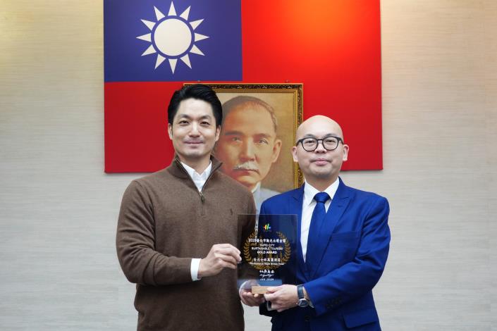 02_1150127_市政會議頒獎_表揚2025臺北市觀光永續金獎獲獎業者及人員_業者組_「台北士林萬麗酒店」馮建華副總經理代表上臺受獎.JPG